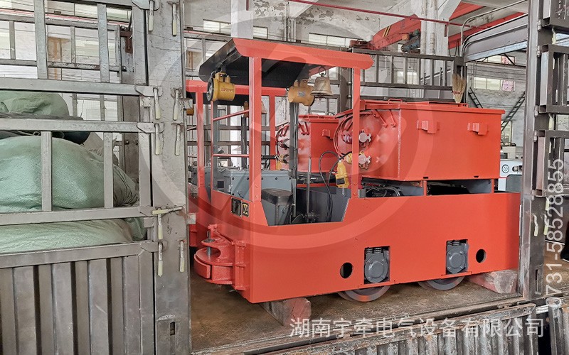 一批防爆型2.5噸蓄電池湘潭電機(jī)車(chē)裝車(chē)發(fā)貨